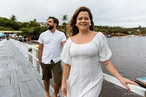 ensaio pre wedding de casal no engenho Pituaçu e na praia de barra de cunhau em canguaretama, fotos para casamento em natal, fim de tarde chuvoso no trapiche, mar, chuva, amor, pedido de casamento com alianças e fotos divertidas e descontraídas que conta '