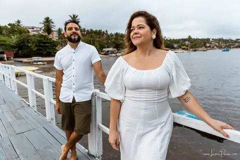 ensaio pre wedding de casal no engenho Pituaçu e na praia de barra de cunhau em canguaretama, fotos para casamento em natal, fim de tarde chuvoso no trapiche, mar, chuva, amor, pedido de casamento com alianças e fotos divertidas e descontraídas que conta '