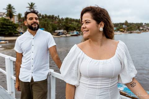 ensaio pre wedding de casal no engenho Pituaçu e na praia de barra de cunhau em canguaretama, fotos para casamento em natal, fim de tarde chuvoso no trapiche, mar, chuva, amor, pedido de casamento com alianças e fotos divertidas e descontraídas que conta '