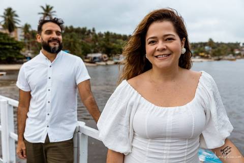 ensaio pre wedding de casal no engenho Pituaçu e na praia de barra de cunhau em canguaretama, fotos para casamento em natal, fim de tarde chuvoso no trapiche, mar, chuva, amor, pedido de casamento com alianças e fotos divertidas e descontraídas que conta '