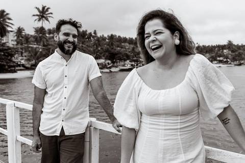 ensaio pre wedding de casal no engenho Pituaçu e na praia de barra de cunhau em canguaretama, fotos para casamento em natal, fim de tarde chuvoso no trapiche, mar, chuva, amor, pedido de casamento com alianças e fotos divertidas e descontraídas que conta '
