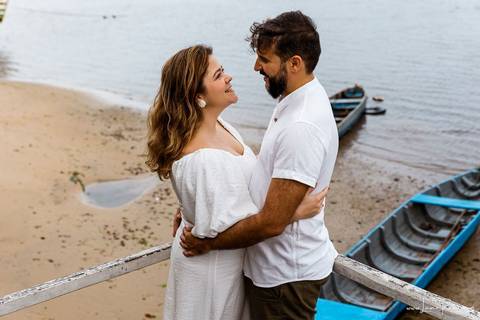 ensaio pre wedding de casal no engenho Pituaçu e na praia de barra de cunhau em canguaretama, fotos para casamento em natal, fim de tarde chuvoso no trapiche, mar, chuva, amor, pedido de casamento com alianças e fotos divertidas e descontraídas que conta '