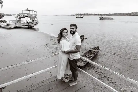 ensaio pre wedding de casal no engenho Pituaçu e na praia de barra de cunhau em canguaretama, fotos para casamento em natal, fim de tarde chuvoso no trapiche, mar, chuva, amor, pedido de casamento com alianças e fotos divertidas e descontraídas que conta '