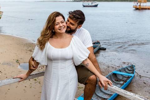 ensaio pre wedding de casal no engenho Pituaçu e na praia de barra de cunhau em canguaretama, fotos para casamento em natal, fim de tarde chuvoso no trapiche, mar, chuva, amor, pedido de casamento com alianças e fotos divertidas e descontraídas que conta '