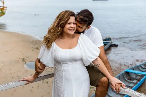 ensaio pre wedding de casal no engenho Pituaçu e na praia de barra de cunhau em canguaretama, fotos para casamento em natal, fim de tarde chuvoso no trapiche, mar, chuva, amor, pedido de casamento com alianças e fotos divertidas e descontraídas que conta '