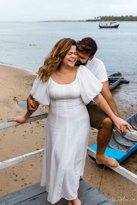 ensaio pre wedding de casal no engenho Pituaçu e na praia de barra de cunhau em canguaretama, fotos para casamento em natal, fim de tarde chuvoso no trapiche, mar, chuva, amor, pedido de casamento com alianças e fotos divertidas e descontraídas que conta '