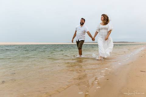 ensaio pre wedding de casal no engenho Pituaçu e na praia de barra de cunhau em canguaretama, fotos para casamento em natal, fim de tarde chuvoso no trapiche, mar, chuva, amor, pedido de casamento com alianças e fotos divertidas e descontraídas que conta '