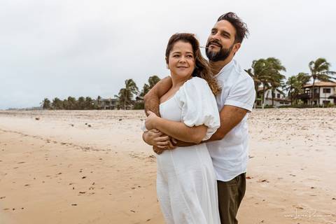 ensaio pre wedding de casal no engenho Pituaçu e na praia de barra de cunhau em canguaretama, fotos para casamento em natal, fim de tarde chuvoso no trapiche, mar, chuva, amor, pedido de casamento com alianças e fotos divertidas e descontraídas que conta '