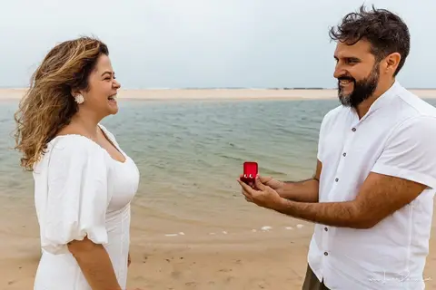 ensaio pre wedding de casal no engenho Pituaçu e na praia de barra de cunhau em canguaretama, fotos para casamento em natal, fim de tarde chuvoso no trapiche, mar, chuva, amor, pedido de casamento com alianças e fotos divertidas e descontraídas que conta '