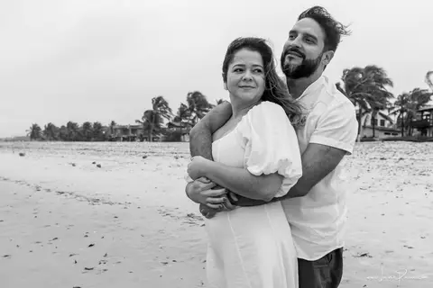 ensaio pre wedding de casal no engenho Pituaçu e na praia de barra de cunhau em canguaretama, fotos para casamento em natal, fim de tarde chuvoso no trapiche, mar, chuva, amor, pedido de casamento com alianças e fotos divertidas e descontraídas que conta '