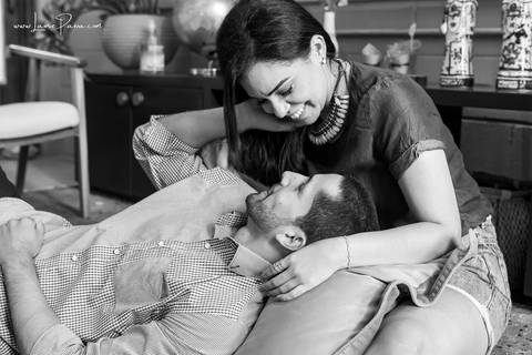 homem deitado no colo de mulher no chão da sala do loft de macamirim'