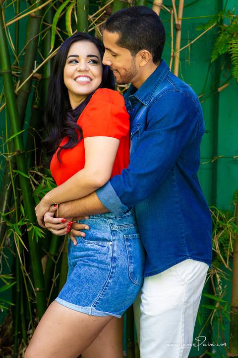 Casal se abrançando em fundo verde do loft de macamirim'