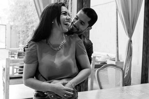 casal abraçado e rindo em sala do loft de macamirim'