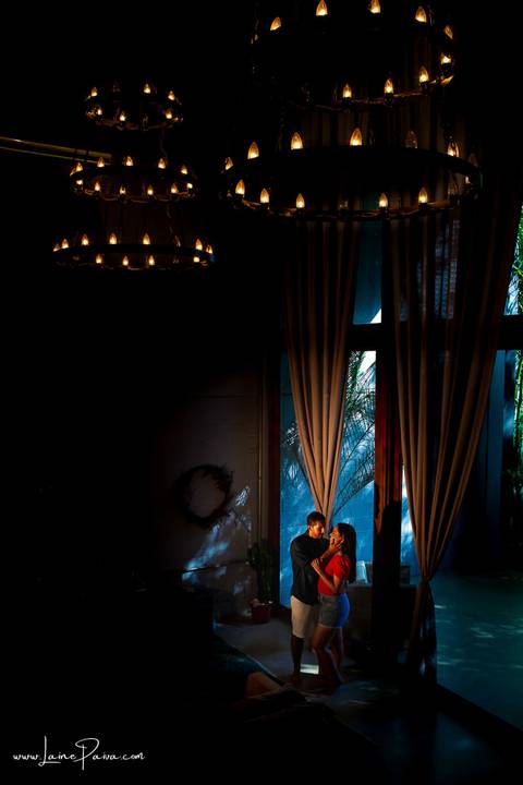 casal em pé se abraçando na sala do loft de macamirim'