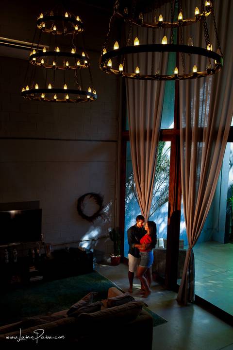 casal em pé se abraçando e se olhando na sala do loft de macamirim'