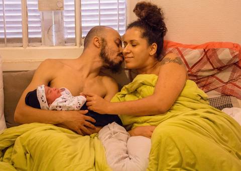 Ana com seu parceiro, em trabalho de parto humanizado em sua residência na zona sul da capital de são paulo. parto de cairo. Cairo nasce. Família reunida após nascimento, carinho trocado entre os parceiros.'