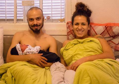 Ana com seu parceiro, em trabalho de parto humanizado em sua residência na zona sul da capital de são paulo. parto de cairo. Cairo nasce. Família reunida após nascimento, carinho trocado entre os parceiros. sorrindo para mim.'
