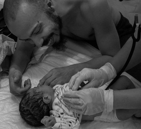 Ana com seu parceiro, em trabalho de parto humanizado em sua residência na zona sul da capital de são paulo. parto de cairo. Cairo nasce. papai do cairo sorrindo para ele.'