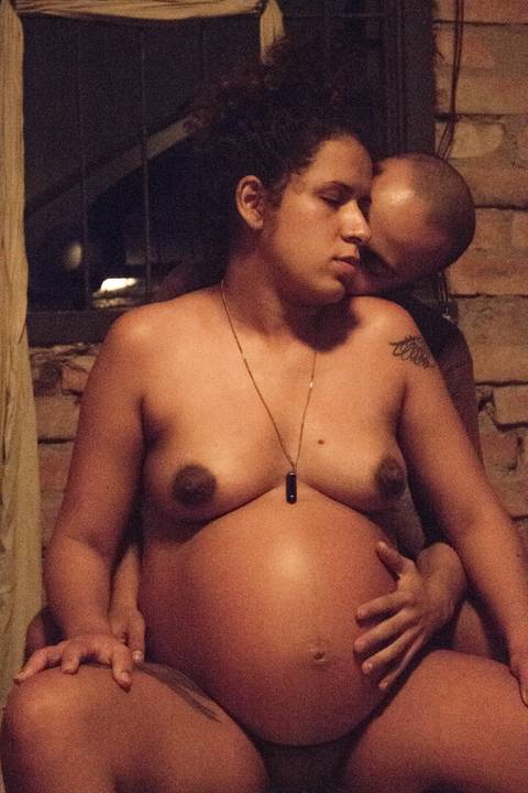 Ana com seu parceiro, em trabalho de parto humanizado em sua residência na zona sul da capital de são paulo. parto de cairo. seu parceiro lhe abraça, contribuindo para o conforto de Ana. Nu. Afeto.'