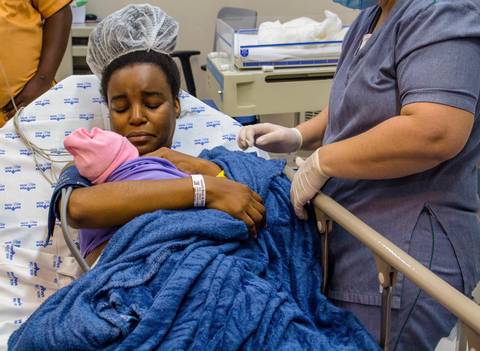 Francielle e seu parceiro no hospital são luiz do anália franco, na capital de são paulo. parto de yanna. médicas em parto humanizado cesariano. Yanna nascendo. Yanna nos braços da mãe, mãe emocionada.'