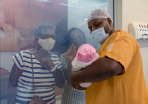 Francielle e seu parceiro no hospital são luiz do anália franco, na capital de são paulo. parto de yanna. médicas em parto humanizado cesariano. Yanna nascendo. pai segurando Yanna e mostrando ela para a família que foi assistir ao parto.'