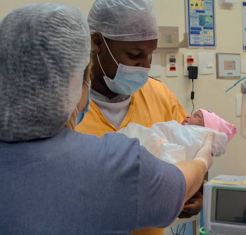 Francielle e seu parceiro no hospital são luiz do anália franco, na capital de são paulo. parto de yanna. médicas em parto humanizado cesariano. Yanna nascendo. pai segurando Yanna pela primeira vez.'