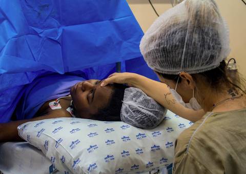 Francielle e seu parceiro no hospital são luiz do anália franco, na capital de são paulo. parto de yanna. médicas em parto humanizado cesariano. doula acolhendo Fran.'