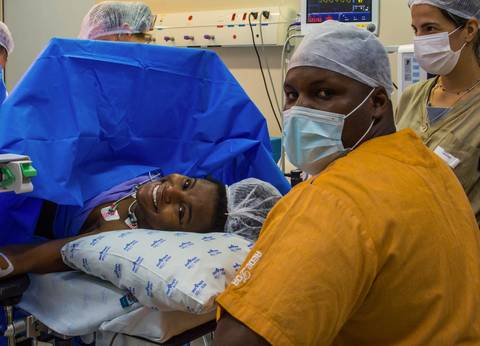 Francielle e seu parceiro no hospital são luiz do anália franco, na capital de são paulo. parto de yanna.'