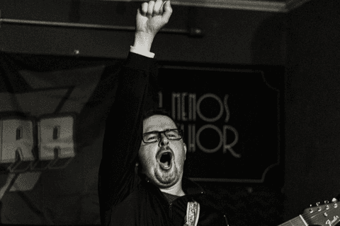 Banda ultra 77 no armazém 77 localizado na zona leste da capital de são paulo. rafael gritando com a mão levantada.'