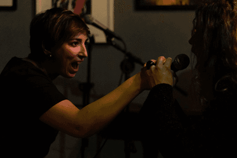 Banda ultra 77 no armazém 77 localizado na zona leste da capital de são paulo. lilian cantando junto com os clientes, públicos, amigos.'