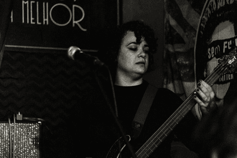 Banda ultra 77 no armazém 77 localizado na zona leste da capital de são paulo. aline tocando seu baixo no palco.'