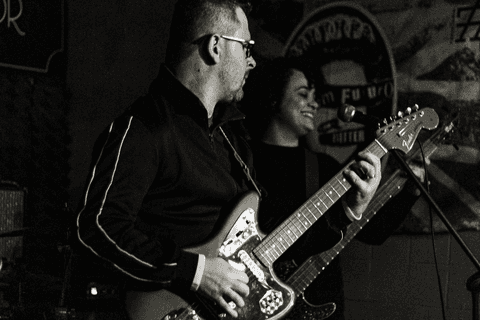 Banda ultra 77 no armazém 77 localizado na zona leste da capital de são paulo. rafael e aline no palco tocando juntos.'