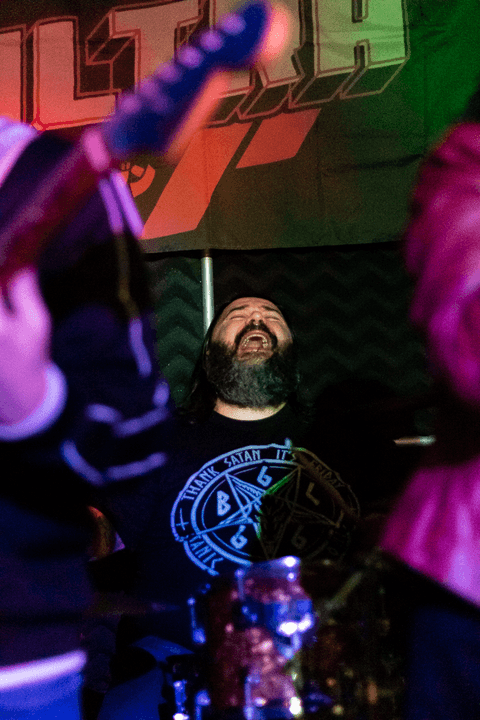 Banda ultra 77 no armazém 77 localizado na zona leste da capital de são paulo. leandro tocando enquadramento de quadro entre renata e rafael.'