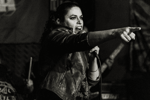 Banda ultra 77 no armazém 77 localizado na zona leste da capital de são paulo. renata apontando para o público.'