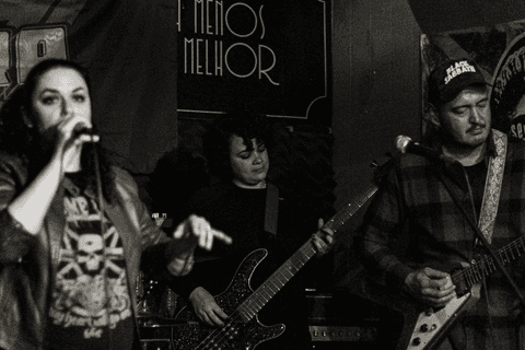 Banda ultra 77 no armazém 77 localizado na zona leste da capital de são paulo. aline entre renata e enio no palco.'