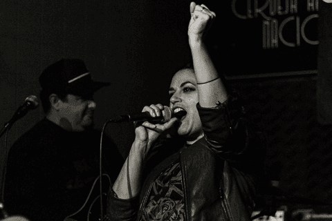 Banda ultra 77 no armazém 77 localizado na zona leste da capital de são paulo. renata gritando com a mão levantada, markus tocando ao fundo.'