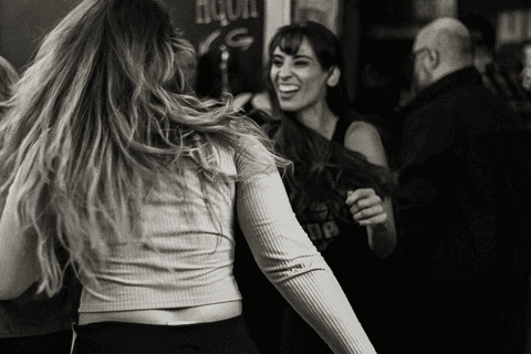 Banda ultra 77 no armazém 77 localizado na zona leste da capital de são paulo. clientes dançando.'