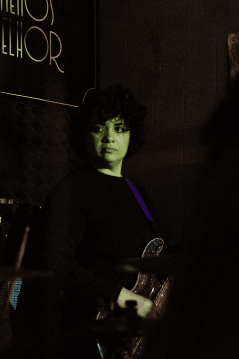 Banda ultra 77 no armazém 77 localizado na zona leste da capital de são paulo. aline séria olhando para o lado.'