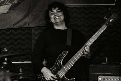 Banda ultra 77 no armazém 77 localizado na zona leste da capital de são paulo. aline sorrindo olhando para o lado.'