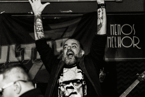 Banda ultra 77 no armazém 77 localizado na zona leste da capital de são paulo. luciano gritando com os braços levantados.'