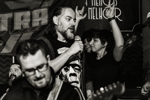 Banda ultra 77 no armazém 77 localizado na zona leste da capital de são paulo. banda reunida.'