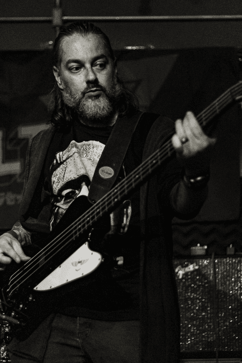 Banda ultra 77 no armazém 77 localizado na zona leste da capital de são paulo. luciano no baixo.'