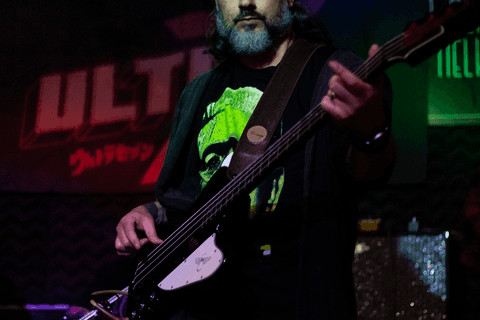 Banda ultra 77 no armazém 77 localizado na zona leste da capital de são paulo. luciano no baixo, enquadramento parcial do rosto.'