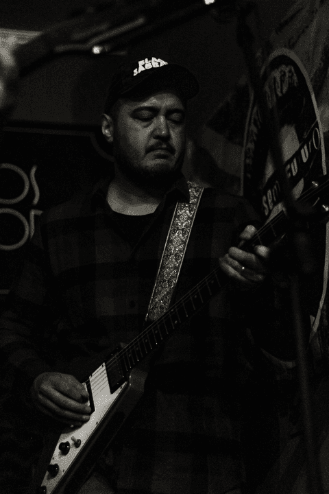 Banda ultra 77 no armazém 77 localizado na zona leste da capital de são paulo. enio, guitarrista.'