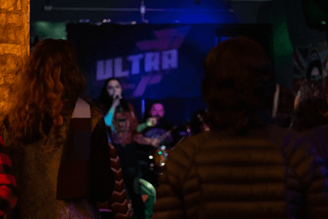 Banda ultra 77 no armazém 77 localizado na zona leste da capital de são paulo. publico e clientes no dia do show.'