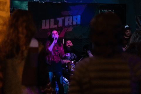 Banda ultra 77 no armazém 77 localizado na zona leste da capital de são paulo. desfoque diferente no público e nos clientes no show.'