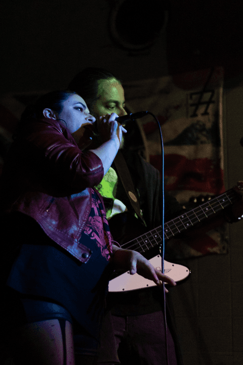 Banda ultra 77 no armazém 77 localizado na zona leste da capital de são paulo. renata e luciano cantando próximos.'