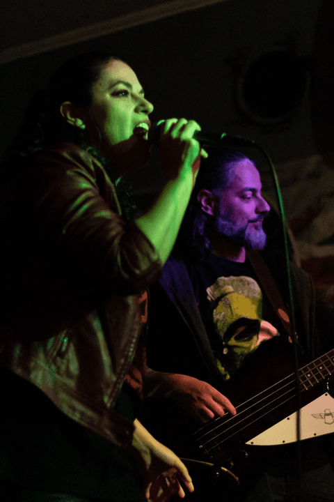 Banda ultra 77 no armazém 77 localizado na zona leste da capital de são paulo. luciano envolvido pelo microfone da renata.'