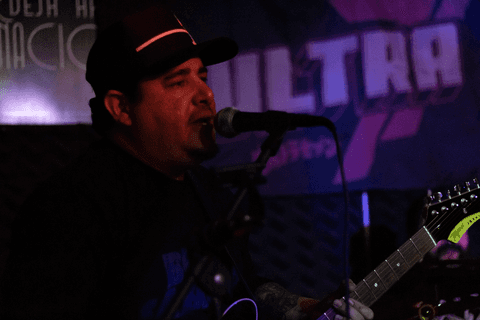 Banda ultra 77 no armazém 77 localizado na zona leste da capital de são paulo. markus enquadrado cantando, guitarrista da banda.'