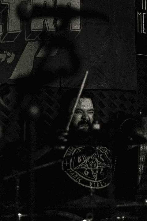 Banda ultra 77 no armazém 77 localizado na zona leste da capital de são paulo. leandro baterista mandando ver no som.'